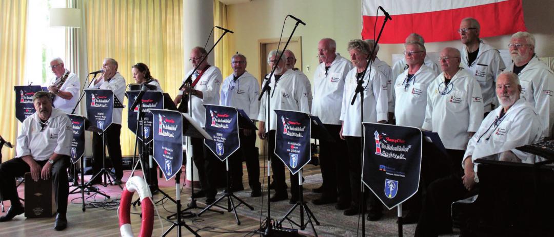 Die Seebären vom Glückstädter Shantychor „De Molenkieker“ sorgten beim ersten Sommerfest norddeutscher Artin der Kursana Residenz Wedel für Superstimmung. FOTO: KURSANA