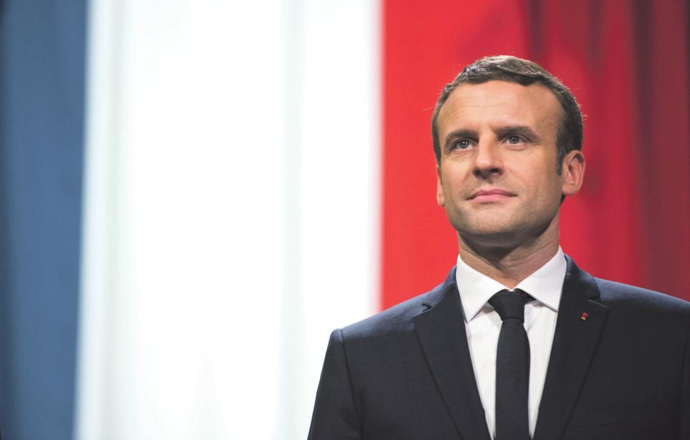 Seit dem 14. Mai 2017 ist Emmanuel Macron neuer Staatspräsident Frankreichs, und ein Seufzer der Erleichterung ging um unter den meisten europäischen Regierungschefs. Ob Macron allerdings tatsächlich der Hoffnungsträger ist, als den auch er selbst sich sieht, bleibt abzuwarten. Die französische Staatsschuld steuert unaufhaltsam auf 100 Prozent des Bruttoinlandsprodukts zu, der Anteil der Staatsbediensteten an der Gesamtzahl der Erwerbstätigen ist in Frankreich der zweithöchste in der EU, die wirtschaftliche Lage insgesamt ist desolat. Abhilfe verspricht sich Macron von einer Erweiterung des griechischen Modells: Andere und allen voran Deutschland sollen für die Schulden aufkommen. PICTURE ALLIANCE/ABACA/BLONDET ELIOT