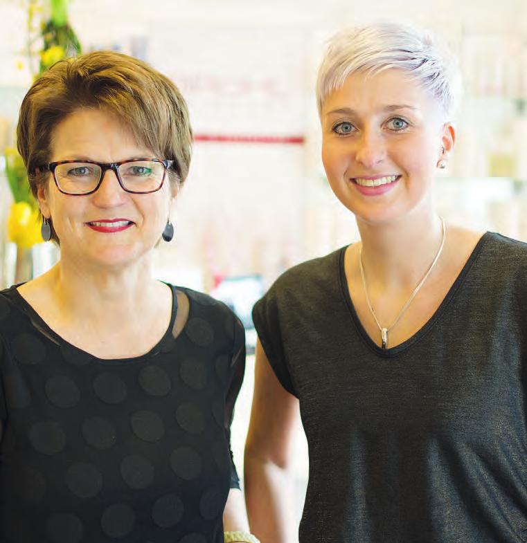 Marion Brühl und ihre Mitarbeiterin Christina Ehrich Haberecht sind begeistert von Calligraphy Cut Foto: Brühl Marion Brühl und ihre Mitarbeiterin Christina Ehrich Haberecht sind begeistert von Calligraphy Cut Foto: Brühl