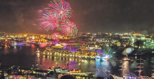 Himmlisches Highlight: Am Samstagabend verzaubert das große AIDA-Feuerwerk die Hafenbesucher, Foto: C. Lietzmann Himmlisches Highlight: Am Samstagabend verzaubert das große AIDA-Feuerwerk die Hafenbesucher, Foto: C. Lietzmann