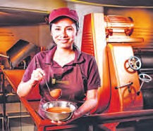 Besucher können im Chocoversum ihre eigene Schokolade produzieren. Foto: Hachez Chocoversum Besucher können im Chocoversum ihre eigene Schokolade produzieren. Foto: Hachez Chocoversum