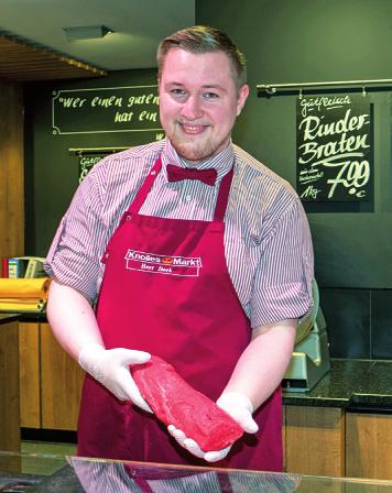 Auszubildender im Bereich Fachverkauf mit Schwerpunkt Fleischerei: Maximilian Bock liebt Lebensmittel. Fotos (2): sd Auszubildender im Bereich Fachverkauf mit Schwerpunkt Fleischerei: Maximilian Bock liebt Lebensmittel. Fotos (2): sd