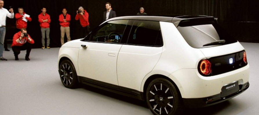 Schon bald auf der Straße: der kleine Honda e Protype. Unten: der winzige Freund für die Stadt – der Citroen Ami One. FOTOS: HERSTELLER Schon bald auf der Straße: der kleine Honda e Protype. Unten: der winzige Freund für die Stadt – der Citroen Ami One. FOTOS: HERSTELLER