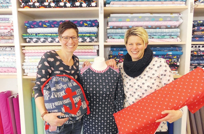 Simone Schulze-Kirketerp (links) und Sinja Riewesell von „Schwesterlich“ in Elmshorn bieten an den Adventssonnabenden viele Aktionen für die Kunden Foto: Skibbe Simone Schulze-Kirketerp (links) und Sinja Riewesell von „Schwesterlich“ in Elmshorn bieten an den Adventssonnabenden viele Aktionen für die Kunden Foto: Skibbe