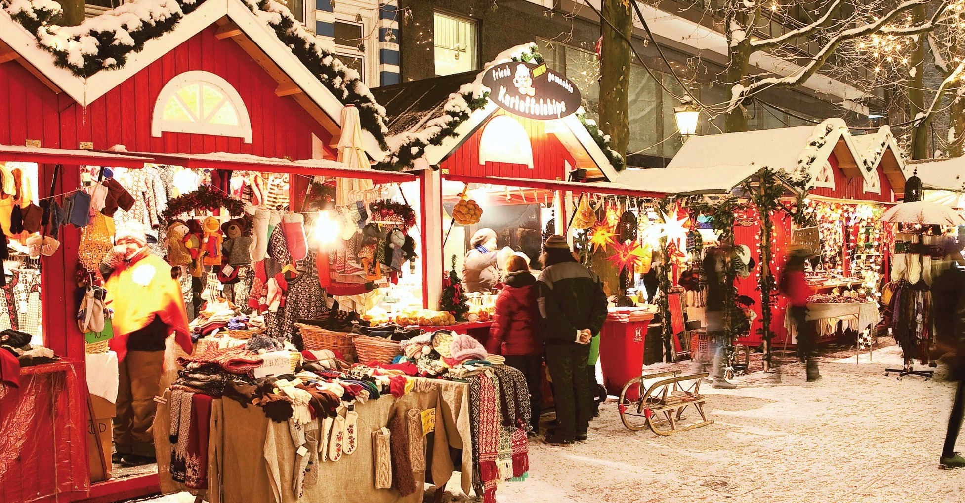Fünfzig liebevoll dekorierte Hütten laden zu einem vorweihnachtlichen Bummel in der Ottenser Hauptstraße ein Fünfzig liebevoll dekorierte Hütten laden zu einem vorweihnachtlichen Bummel in der Ottenser Hauptstraße ein