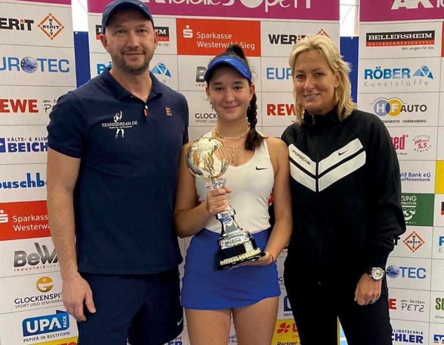 Von den Australian Junior Open zu den Damen nach Altenkirchen. Eva Lys gewinnt ihr erstes ITF Damen Turnier. V.l. Vater und Coach Vladimir, Eva und Barbara Rittner. Foto Lys. Von den Australian Junior Open zu den Damen nach Altenkirchen. Eva Lys gewinnt ihr erstes ITF Damen Turnier. V.l. Vater und Coach Vladimir, Eva und Barbara Rittner. Foto Lys.