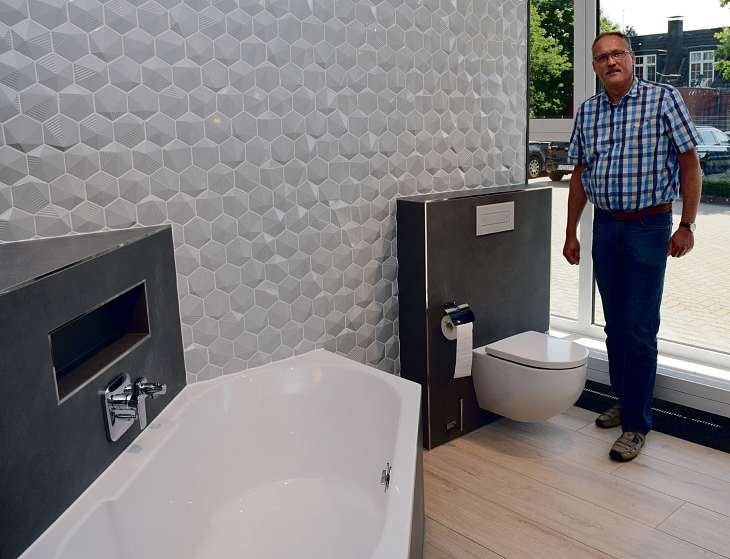 Meister Jörn Eggers ist auf Bäderbau spezialisiert und hilft seinen Kunden, ein modernes Badezimmer zu bekommen, das ihren Wünschen entspricht Fotos: Kuno Klein Meister Jörn Eggers ist auf Bäderbau spezialisiert und hilft seinen Kunden, ein modernes Badezimmer zu bekommen, das ihren Wünschen entspricht Fotos: Kuno Klein