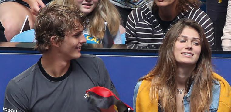 Versteckspielen ist nicht mehr. Im Herbst noch nur die Freundin der Familie, ab Perth ist Olga Sharypova offiziell an Alexanders Seite. Foto: Jürgen Hasenkopf Versteckspielen ist nicht mehr. Im Herbst noch nur die Freundin der Familie, ab Perth ist Olga Sharypova offiziell an Alexanders Seite. Foto: Jürgen Hasenkopf