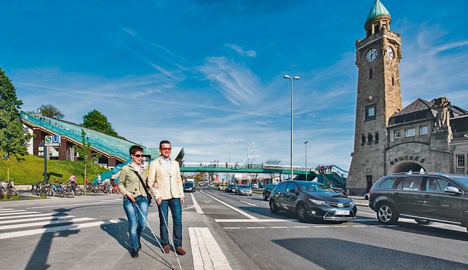Hamburg-Touristen mit Handicap werden an vielen Stellen unterstützt Foto: HHT/Andreas Vallbracht Hamburg-Touristen mit Handicap werden an vielen Stellen unterstützt Foto: HHT/Andreas Vallbracht