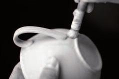 Per Hand wird jeder Henkel an die Tasse „angarniert“ Per Hand wird jeder Henkel an die Tasse „angarniert“