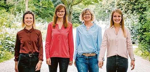 An der Seite von älteren Menschen und pflegenden Angehörigen beraten die vier Lotsinnen von QplusAlter. (V. l.): Alena Neven, Julia-Christin Jeske, Petra Rau, Jacqueline Johanns An der Seite von älteren Menschen und pflegenden Angehörigen beraten die vier Lotsinnen von QplusAlter. (V. l.): Alena Neven, Julia-Christin Jeske, Petra Rau, Jacqueline Johanns