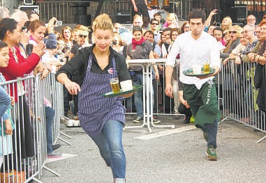 Beim Kellnerrennen gehts um Schnellig- und Geschicklichkeit Fotos: Hanke Beim Kellnerrennen gehts um Schnellig- und Geschicklichkeit Fotos: Hanke