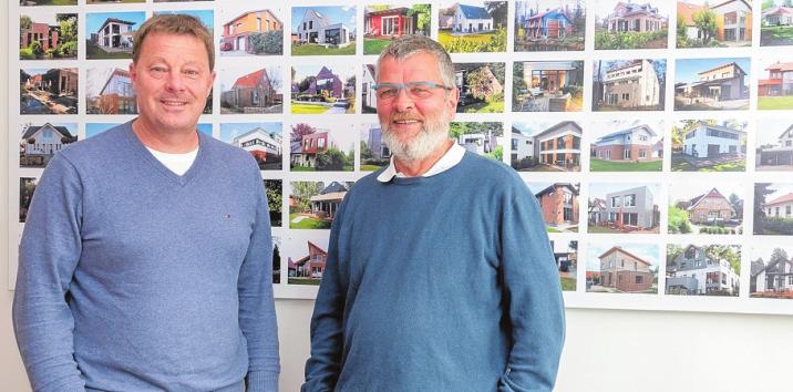 Geschäftsführer Michael Köster und Klaus-Werner Harms (v.li.) im Besprechungszimmer vor der Wand mit Fotografien ihrer Bauprojekte im Großraum Hamburg. Foto: Kasdorff Geschäftsführer Michael Köster und Klaus-Werner Harms (v.li.) im Besprechungszimmer vor der Wand mit Fotografien ihrer Bauprojekte im Großraum Hamburg. Foto: Kasdorff