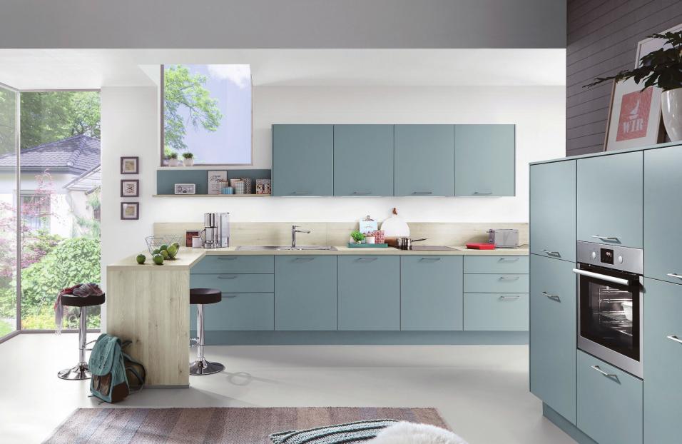 Transparenz und Weite: Die schönen wasserfarbenen Oberflächen in trendstarkem Lacklaminat supermatt gehen eine sehr wohnliche Kombination mit der naturbelassenen Holznachbildung in heller Pinie ein Fotos: AMK Transparenz und Weite: Die schönen wasserfarbenen Oberflächen in trendstarkem Lacklaminat supermatt gehen eine sehr wohnliche Kombination mit der naturbelassenen Holznachbildung in heller Pinie ein Fotos: AMK