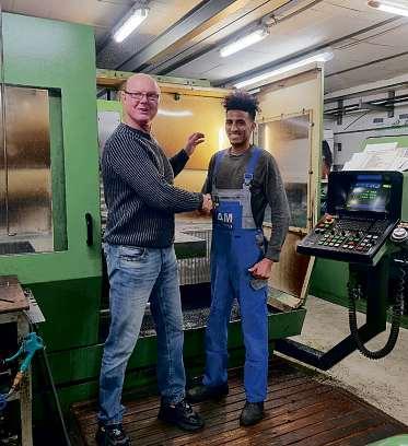 Stolzer Chef: Thorsten Mistereck hat Teklu Teame als geflüchteten Jugendlichen unter seine Fittiche genommen – jetzt arbeitet er weiter als Geselle. Fotos: Tina Jordan Stolzer Chef: Thorsten Mistereck hat Teklu Teame als geflüchteten Jugendlichen unter seine Fittiche genommen – jetzt arbeitet er weiter als Geselle. Fotos: Tina Jordan