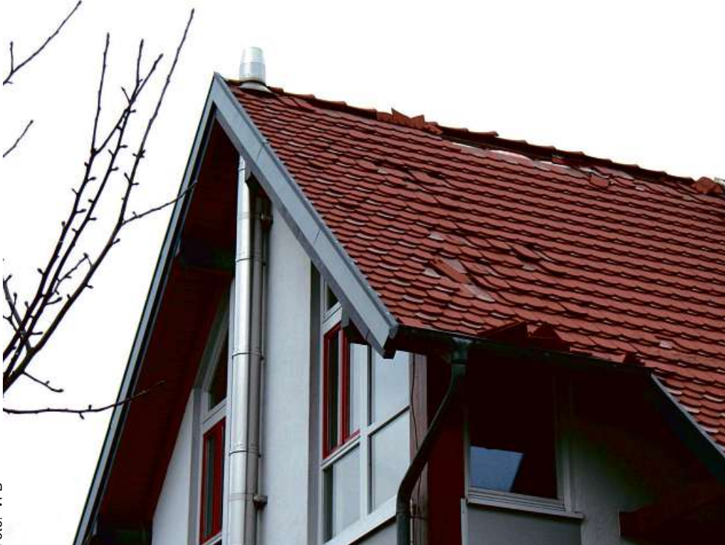 Wenn Ziegel verrutschen, kann Regenwasser eindringen. Die möglichen Schäden an der Dachkonstruktion machen sich oft erst Monate später bemerkbar. Foto: VPB Wenn Ziegel verrutschen, kann Regenwasser eindringen. Die möglichen Schäden an der Dachkonstruktion machen sich oft erst Monate später bemerkbar. Foto: VPB