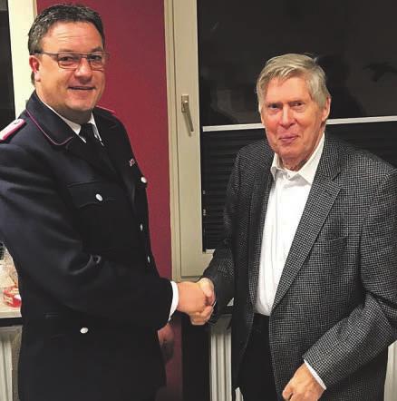 Hoisdorfs Bürgermeister Dieter Schippmann gratuliert Ortswehrführer Rüdiger Einfeldt zur dritten Amtszeit Foto: pr Hoisdorfs Bürgermeister Dieter Schippmann gratuliert Ortswehrführer Rüdiger Einfeldt zur dritten Amtszeit Foto: pr