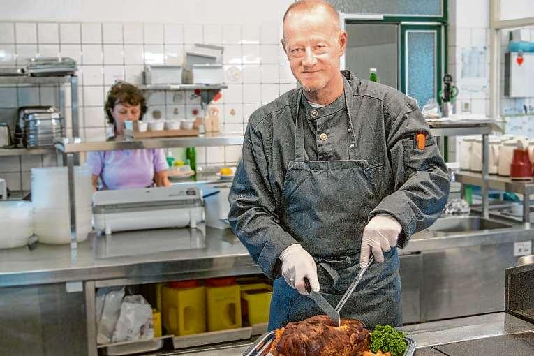 Der Braten gibt einen guten Saft ab. Daraus zaubert Svend Spahrbier eine köstliche Bratensoße Foto: Umsorgt wohnen Der Braten gibt einen guten Saft ab. Daraus zaubert Svend Spahrbier eine köstliche Bratensoße Foto: Umsorgt wohnen