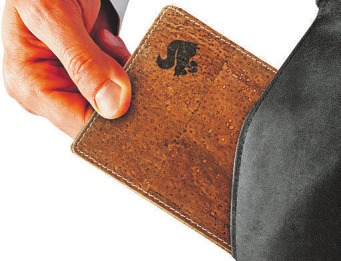 Geldbörsen aus Kork sind weich und solide Foto: djd/Acherla/Alexander Kalina/Shutterstock.com Geldbörsen aus Kork sind weich und solide Foto: djd/Acherla/Alexander Kalina/Shutterstock.com