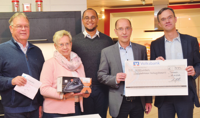 Arnold Schröder (v. l.) begleitete Erika Werner aus Holm, die ein Dampfbügeleisen bei der Tombola im Haus Küchen Potschien in Tornesch gewonnen hatte. Daniel und Rolf Scheffler spendeten 800 Euro an die Großstadt Mission, die Daniel Sills entgegennahm Foto: Kuno Klein Arnold Schröder (v. l.) begleitete Erika Werner aus Holm, die ein Dampfbügeleisen bei der Tombola im Haus Küchen Potschien in Tornesch gewonnen hatte. Daniel und Rolf Scheffler spendeten 800 Euro an die Großstadt Mission, die Daniel Sills entgegennahm Foto: Kuno Klein
