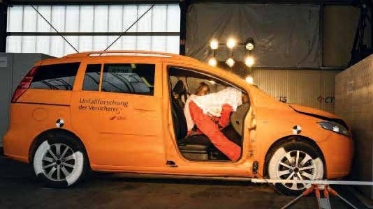 Über 20 Prozent der für die UDV-Studie befragten Fahrer waren der Meinung, bei niedrigen Geschwindigkeiten auch ohne Gurt ausreichend geschützt zu sein. Ein Irrglaube, denn der Airbag wird in der Regel erst ab 25 km/h ausgelöst. Und bereits bei einem Frontalunfall bei nur 20 Kilometern pro Stunde müsste ein 75 Kilogramm schwerer Mann mit seinem Armen ein Gewicht von 1.800 Kilogramm abstützen, weiß UDV-Leiter Siegfried Brockmann. Über 20 Prozent der für die UDV-Studie befragten Fahrer waren der Meinung, bei niedrigen Geschwindigkeiten auch ohne Gurt ausreichend geschützt zu sein. Ein Irrglaube, denn der Airbag wird in der Regel erst ab 25 km/h ausgelöst. Und bereits bei einem Frontalunfall bei nur 20 Kilometern pro Stunde müsste ein 75 Kilogramm schwerer Mann mit seinem Armen ein Gewicht von 1.800 Kilogramm abstützen, weiß UDV-Leiter Siegfried Brockmann.