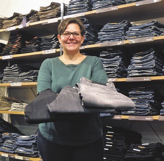 Martina Bieganski präsentiert Jeans in aktuellen Grautönen Martina Bieganski präsentiert Jeans in aktuellen Grautönen