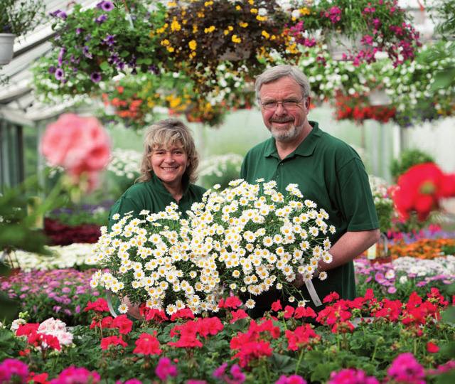 Iris Prielipp und Werner Pein mit Blütenpracht vom Blumenhof Pein
