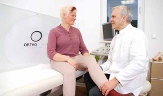 Dr. Wolf Niedermauntel mit Hüft-Patientin Maren Krohn Dr. Wolf Niedermauntel mit Hüft-Patientin Maren Krohn