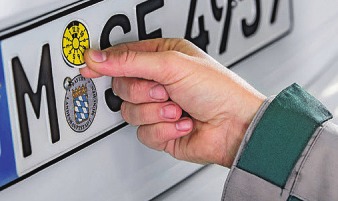 Die gelbe Plakette steht für eine Prüfung im Jahr 2021 Die gelbe Plakette steht für eine Prüfung im Jahr 2021