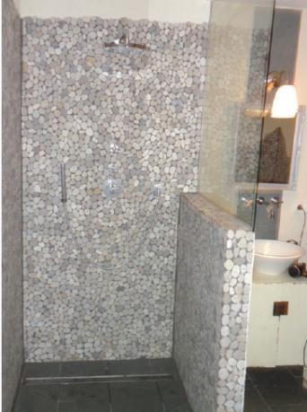 Barrierefreie Dusche mit Handbrause und Tellerbrausekopf