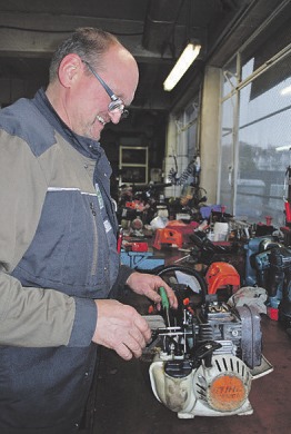 Vorm Winter sollte man alle Gartengeräte warten lassen: Ernst-Adolf Elvert kümmert sich hier um den defekten Vergaser eines Freischneiders Fotos: jor Vorm Winter sollte man alle Gartengeräte warten lassen: Ernst-Adolf Elvert kümmert sich hier um den defekten Vergaser eines Freischneiders Fotos: jor