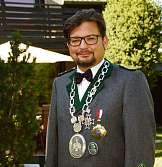 Gildekönig Sven Kleinschmidt in seinem privaten Reich in Marmstorf – im Gehrock der Deputation, der er seit Februar angehört. Laudien Gildekönig Sven Kleinschmidt in seinem privaten Reich in Marmstorf – im Gehrock der Deputation, der er seit Februar angehört. Laudien