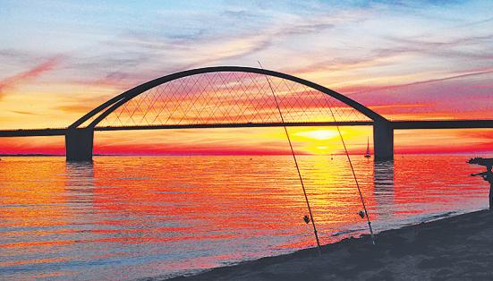 Schöne Verbindung: Fehmarnsundbrücke bei Sonnenuntergang Foto: IFA Fehmarn Schöne Verbindung: Fehmarnsundbrücke bei Sonnenuntergang Foto: IFA Fehmarn