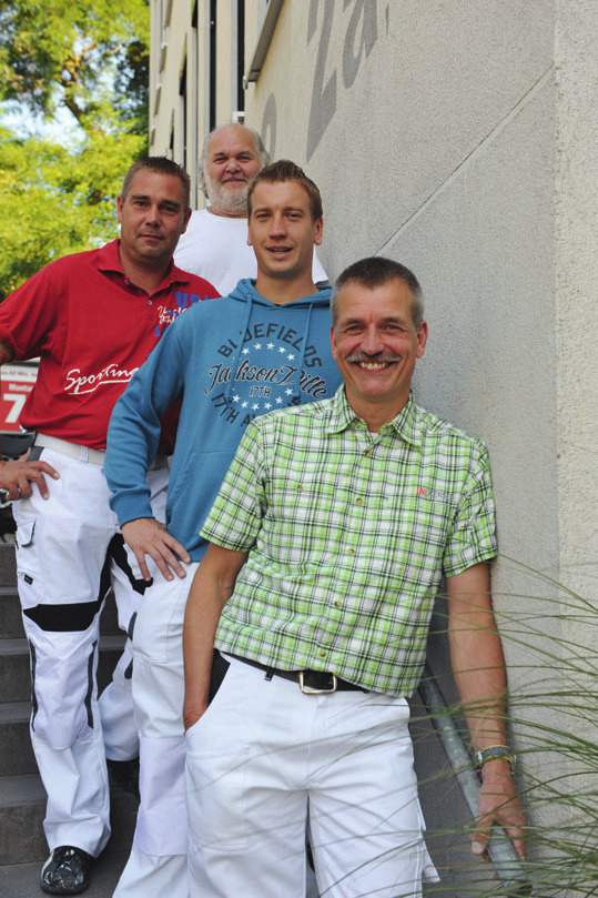 Malermeister Dieter Schulze (vorn) mit seinem Team