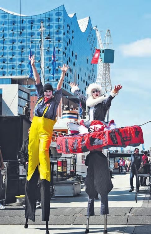 Bunte Hafenmeile: Musiker und maritim inspirierte Artisten sorgen für Stimmung Bunte Hafenmeile: Musiker und maritim inspirierte Artisten sorgen für Stimmung