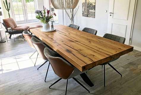 Klassiker und zugleich oft auch Unikate sind Tische mit Platten aus Vollholz. Eine gewisse Patina schadet hier meistens nicht. FOTO: HOLZWERK Klassiker und zugleich oft auch Unikate sind Tische mit Platten aus Vollholz. Eine gewisse Patina schadet hier meistens nicht. FOTO: HOLZWERK