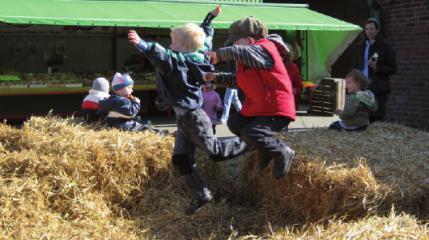 Toben auf dem Strohspielplatz