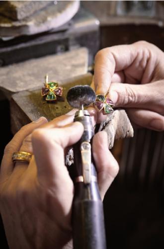 Präzise Feinarbeit in der Werkstatt des Ateliers Schon, FOTO: ©FOTO SCHON