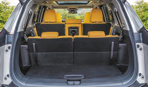 Der Siebensitzer hat zwei Einzelsitze, die sich im Kofferraumboden versenken lassen Der Siebensitzer hat zwei Einzelsitze, die sich im Kofferraumboden versenken lassen