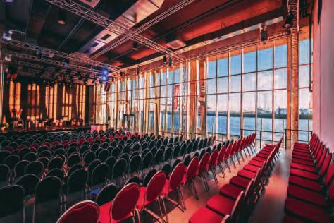 Der Saal hat eine riesige Glasfront, von der man toll in den Hafen schauen kann Fotos: Silke Heyer/gettyImages Der Saal hat eine riesige Glasfront, von der man toll in den Hafen schauen kann Fotos: Silke Heyer/gettyImages