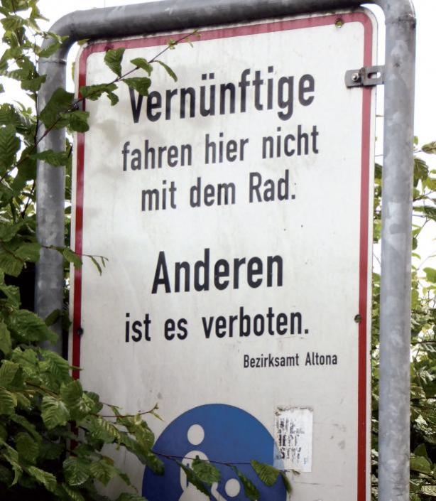 Klare Ansage vom Bezirksamt Altona auf der Höhe Övelgönne