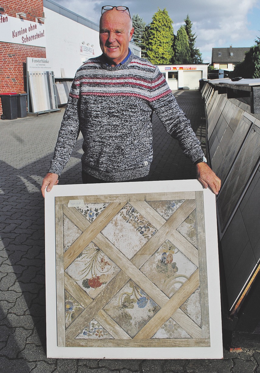 Rolf Kretzschmar von Fliesen Rolf hat eine neue Lieferung brandaktueller Fliesen auch für den Outdoor-Bereich erhalten Fotos: Tina Jordan Rolf Kretzschmar von Fliesen Rolf hat eine neue Lieferung brandaktueller Fliesen auch für den Outdoor-Bereich erhalten Fotos: Tina Jordan