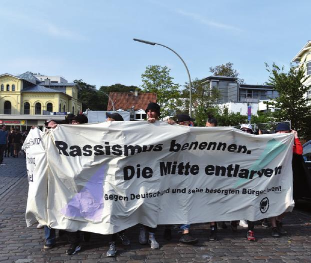 Demonstration in Blankenese: Rund 250 überwiegend junge Leute zogen durch Blankenese und riefen dabei: „Nazis raus“