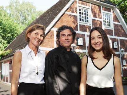 Restaurant-Chefin Martina Preis mit Tochter Alina (rechts), Koch Francesco Pircios