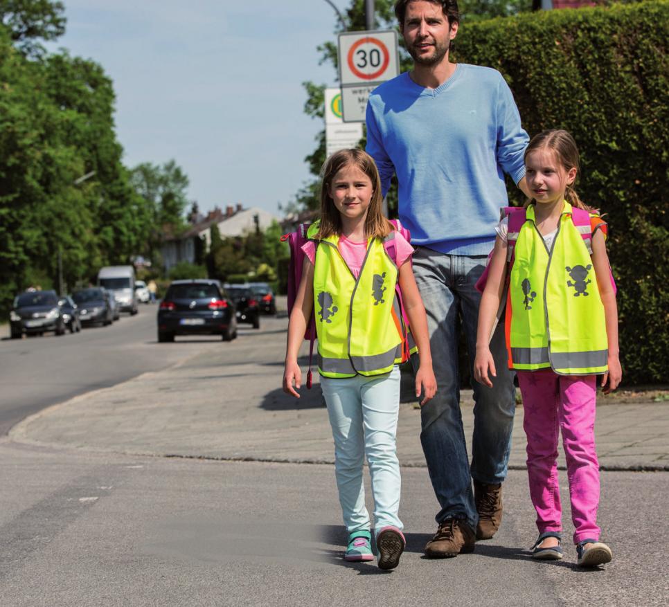 Eltern sollten mit ihren Kindern den Schulweg trainieren – und zwar bevor es mit der Schule losgeht. Der Schulweg-Ratgeber des ADAC gibt dazu hilfreiche Tipps.