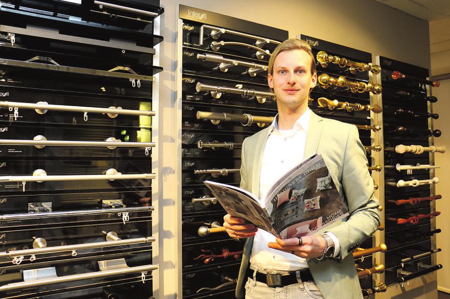 Hendrik Wilken, hier vor der Wand mit der großen Auswahl bei Designers Guild an Gardinenstangen und Schienensystemen, berät Sie gern Foto: Rahn Hendrik Wilken, hier vor der Wand mit der großen Auswahl bei Designers Guild an Gardinenstangen und Schienensystemen, berät Sie gern Foto: Rahn