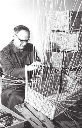 Die Geschichte der Elbe-Werkstätten geht auf das Jahr 1920 zurück. Dieser Mann beschäftigte sich mit dem Flechten von Körben Foto: Elbe-Werkstätten Die Geschichte der Elbe-Werkstätten geht auf das Jahr 1920 zurück. Dieser Mann beschäftigte sich mit dem Flechten von Körben Foto: Elbe-Werkstätten