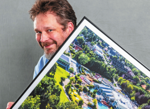 Fotograf Thorsten Ahlf stellt seine Luftaufnahmen von Norderstedt und der Region aus. FOTO: WOLFGANG KLIETZ Fotograf Thorsten Ahlf stellt seine Luftaufnahmen von Norderstedt und der Region aus. FOTO: WOLFGANG KLIETZ