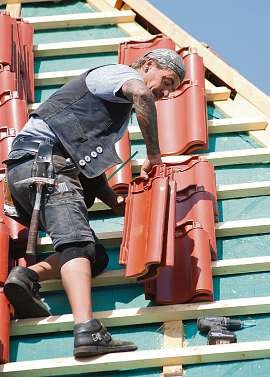 Nach der Aufsparrendämmung legt Uwe Roggenbuck die Dachpfannen auf Nach der Aufsparrendämmung legt Uwe Roggenbuck die Dachpfannen auf