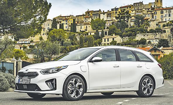 Ceed Sportswagon Plug-in Hybrid: Das dynamische Familienauto mit hoher elektrischer Reichweite und niedrigen Emissionen präsentiert sich vielseitig. Foto: F. Roschki/Kia Motors  Ceed Sportswagon Plug-in Hybrid: Das dynamische Familienauto mit hoher elektrischer Reichweite und niedrigen Emissionen präsentiert sich vielseitig. Foto: F. Roschki/Kia Motors